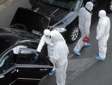 Επίθεση στον Παπαδήμο: Τα ακουστικά του στο έδαφος, δίπλα στα αίματα (φωτό, βίντεο)